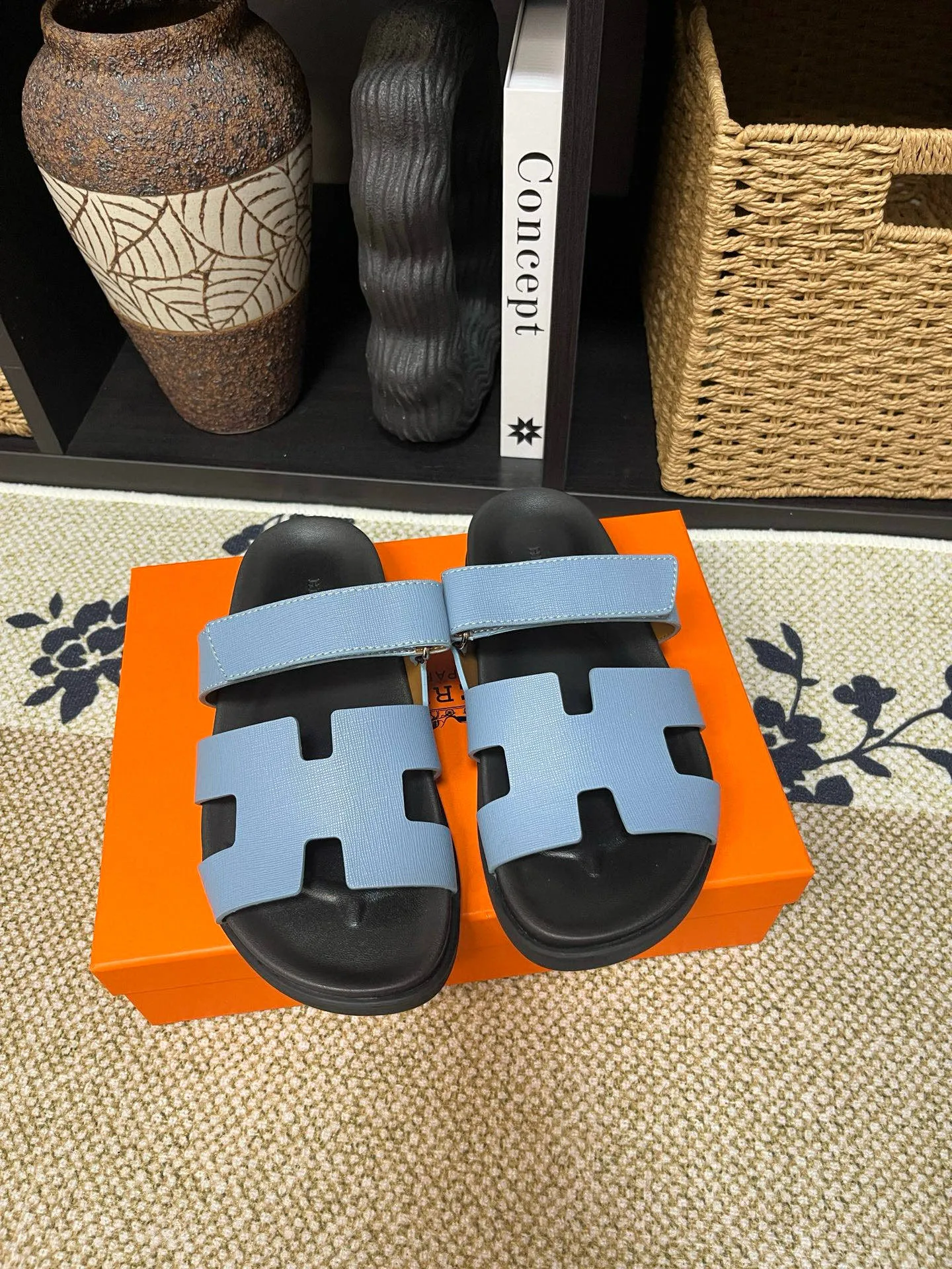 P300 Long-term stock Hermes men’s Kazimir slippers for couples - top quality woven calfskin functional sandals with intertwined uppers inspired by the “H” iconic pattern to create a casual look, perfect for summer. Imported cowhide + cowhide lining + TUP outsole Size: 35-46